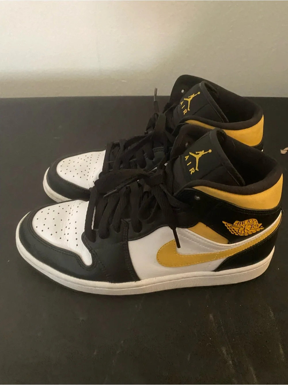 Air Jordan 1 Mid 'Black University'